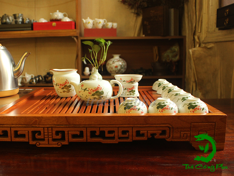 Bộ ấm chén bao gồm 1 ấm và 8 chén, 1 tống chuyên trà, 01 phễu lọc